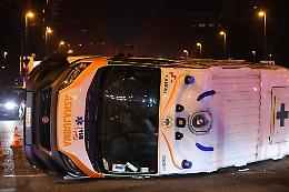 Si ribalta l'ambulanza: traffico paralizzato e un ferito