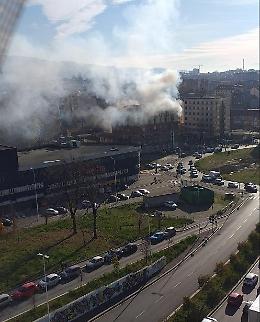 Incendio nel palazzo, paura in piazza Baldissera: tre persone in ospedale