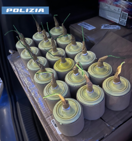I fuochi d'artificio per "annunciare" la droga nascosti in un garage a Torino