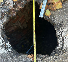 Una maxi buca in corso Lecce: «45 centimetri di larghezza» 