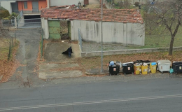 I rifiuti del cantiere finiscono in strada ma un consigliere li filma e li denuncia