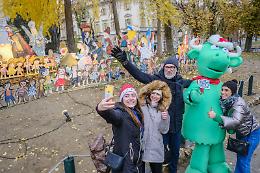 Natale, inizia la festa: inaugurato il presepe e vola il turismo 