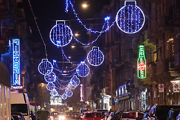 Palline, angeli, alberi e stelline: le luci di Natale fanno bella la città