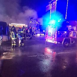 Doppio incendio nella notte: a fuoco un garage e l'officina di un gommista