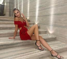 Viky Varga: eleganza in rosso e un colpo di scena fotografico