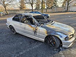 Notte di paura davanti al cimitero, un incendio distrugge le auto in sosta