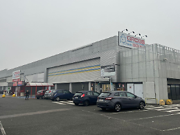 Schiacciato da un carico di carne, lavoratore ferito nel supermercato