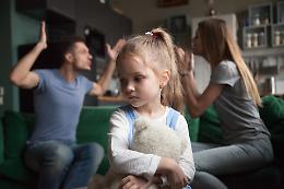 Il papà non dà i soldi per la bambina: assolto perché «la moglie guadagna abbastanza»