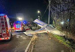 Aereo ultraleggero precipita sulla strada. Un altro si schianta nel campo
