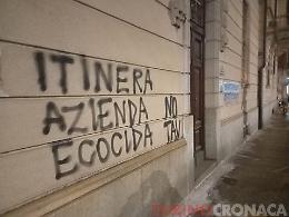 I No Tav rivendicano 4 sabotaggi alle aziende. E minacciano Salvini: «Domani ti accogliamo noi»