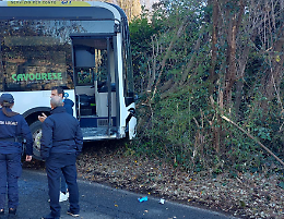 Scende dal bus ma si dimentica il freno: 4 passeggeri all'ospedale
