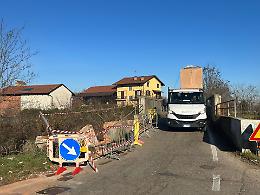 Camion sbanda e “abbatte” il ponte, la strada chiude un mese per lavori