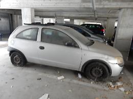 Garage tra auto a pezzi, spaccio e rifiuti: l’autorimessa è terra di nessuno