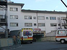 Lanzo Torinese, perde il controllo dell'auto e finisce contro un ostacolo