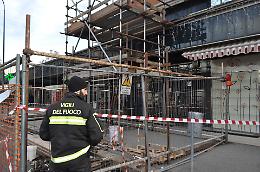 La parete del palazzo si "gonfia": arrivano i pompieri