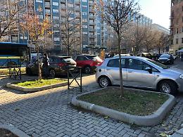 L'isola pedonale che divide i commercianti: «Mancano i posti per le auto»