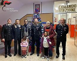 La bimba è malata, i carabinieri la scortano in ospedale per le cure