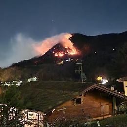 Scoppia l'incendio sopra le gallerie: 25 persone evacuate