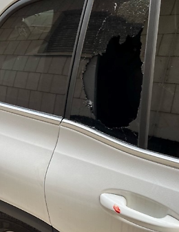 Sangue sulle maniglie e vetri rotti, le auto nel mirino dei tossici
