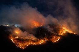 Spaventoso incendio devasta la valle: la situazione