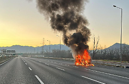 Veicolo prende fuoco in tangenziale, code in entrambe le direzioni 