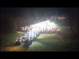 Le luci  magiche di 180 trattori  formano l'albero di Natale (IL VIDEO)