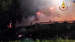 Nella notte di Natale il fuoco distrugge una casa, famiglia sfugge alle fiamme