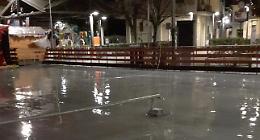 Il caldo scioglie il ghiaccio della pista di pattinaggio