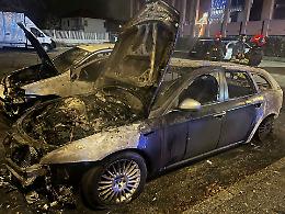 Due automobili distrutte da un incendio nella notte
