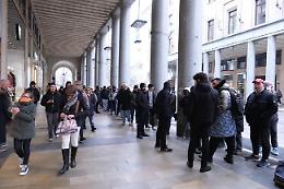 Centinaia di persone in coda a Torino per il nuovo Swatch. Ecco perché tutti lo vogliono 