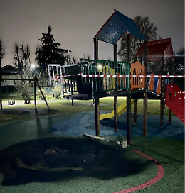 I vandali bruciano uno scivolo. La sindaca: «Fatevi avanti e ripagate i danni»