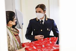 I poliziotti fanno gli acrobati e portano i regali ai bimbi del Regina Margherita