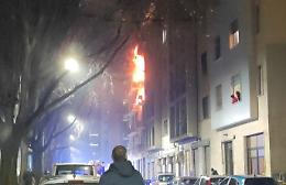 Capodanno di fuoco, un palazzo devastato da un incendio e 4 feriti: ecco cosa sappiamo