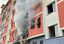 Palazzo in fiamme, evacuate 50 persone. Due intossicati salvati dai vigili del fuoco