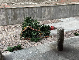 Anche gli alberi di Natale e gli addobbi nel mirino dei vandali