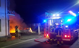 Un’auto distrutta dalle fiamme nella notte