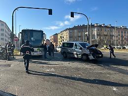 Scontro fra auto e bus, traffico in tilt sul corso