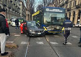Una Fiat Tipo si schianta contro un autobus: tre feriti