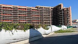 Quel palazzo che da 10 anni è un cantiere: «Rischio crolli e occupazioni»
