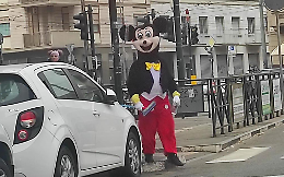Sorpresa, c'è Topolino che lava i vetri agli angoli delle strade