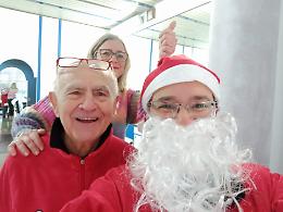Christian, ecco il Babbo Natale che dona sorrisi, caramelle e dolci