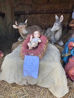 Il ladro restituisce il Gesù Bambino rubato con un biglietto: «Chiedo scusa per il gesto»