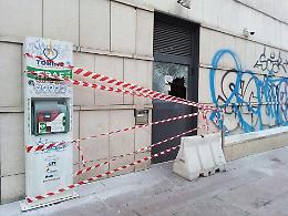 Pavè a pezzi, vandali e accampamenti: il piazzale in mano al degrado
