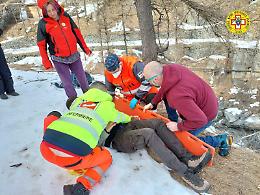 Scivola sul ghiaccio in montagna, arrivano elicottero del 118 e Soccorso alpino