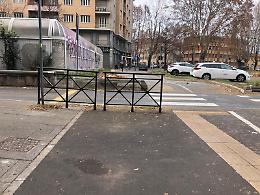 L’attraversamento torna in sicurezza, ecco le ringhiere per tutelare i pedoni