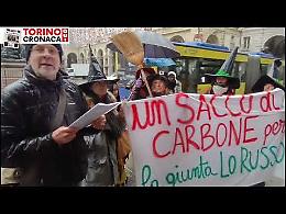 Sacchi di carbone per il sindaco: «Basta abbattere gli alberi» - IL VIDEO