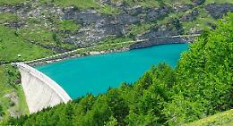Il lago di Rochemolles svuotato per lavori sulla diga. Smat riattiva i pozzi