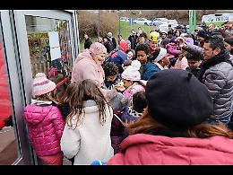 A Natale in Giostra, Spiderman salva la Befana per la gioia di tutti i bambini