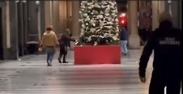 Mazzate all'albero di Natale in centro a Torino. Ma per il vandalo c'è la sorpresa...
