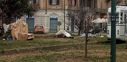 Si accampa in piazza e lancia pietre contro le auto in sosta